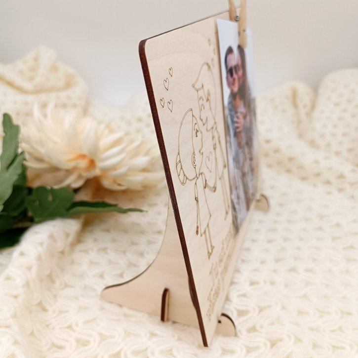 Medinis pastatomas nuotraukų rėmelis su segtuku 3