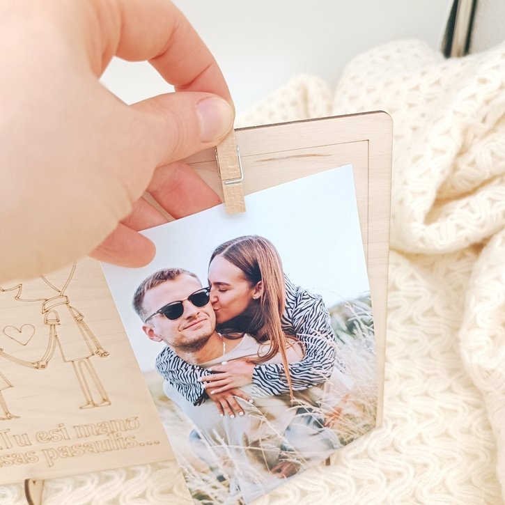 Medinis pastatomas nuotraukų rėmelis su segtuku 1