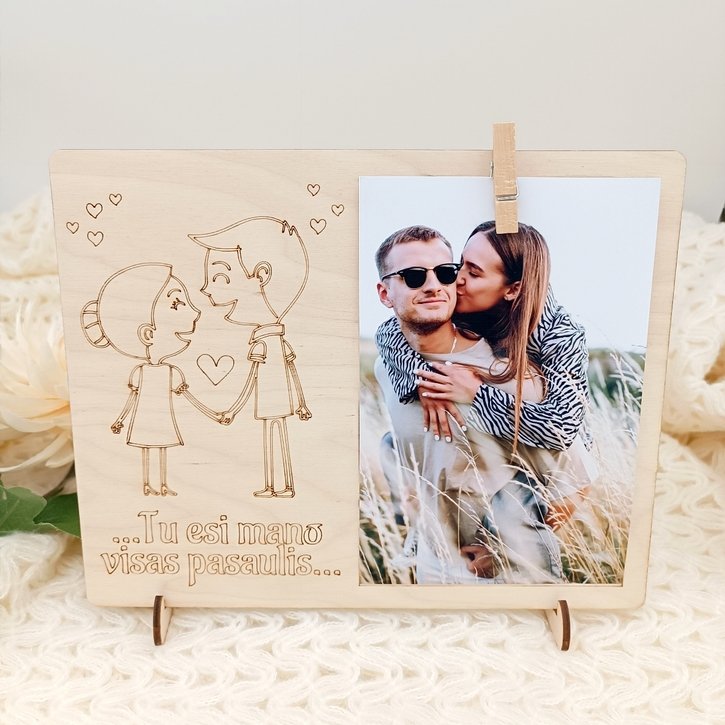 Medinis pastatomas nuotraukų rėmelis su segtuku