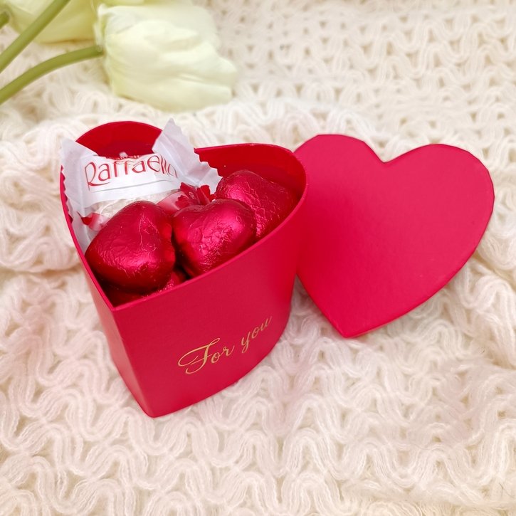 Širdelės formos dėžutė su saldainiais 1