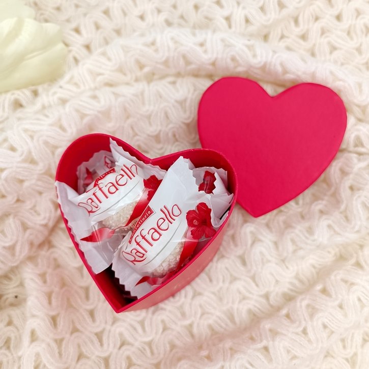 Širdelės formos dėžutė su saldainiais 6