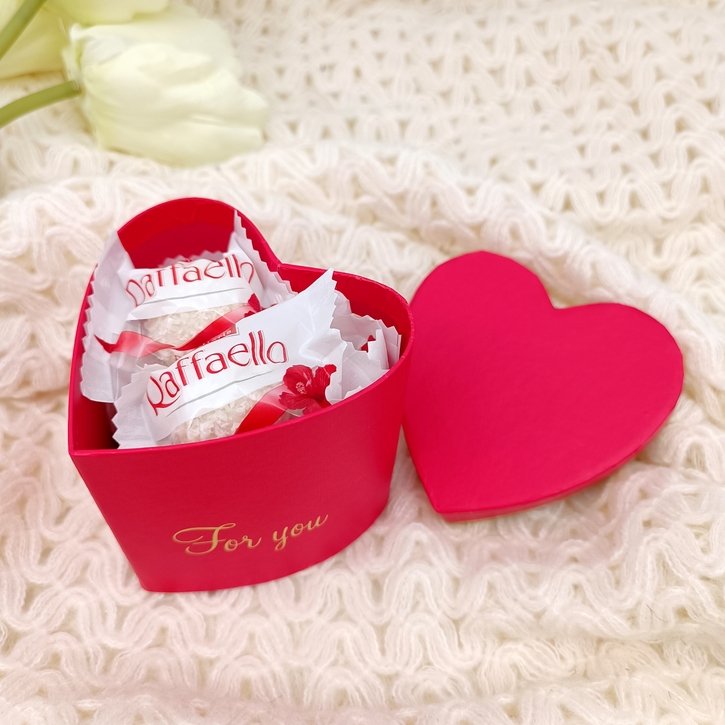 Širdelės formos dėžutė su saldainiais 2