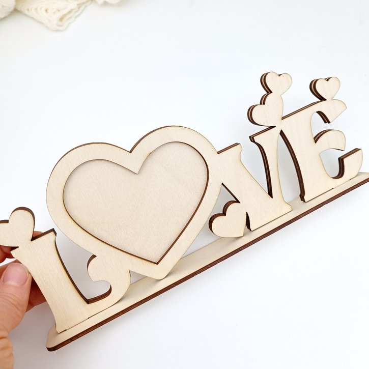 Medinis nuotraukos rėmelis „LOVE“ kūrybai (DIY)