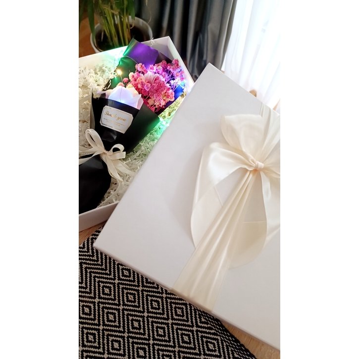 Sveikinimo - pinigų dėžutė su muilo gėlių puokštele 6