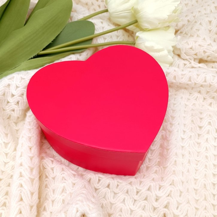 Širdelės formos dėžutė su rožėmis ir Ferrero Rocher 2