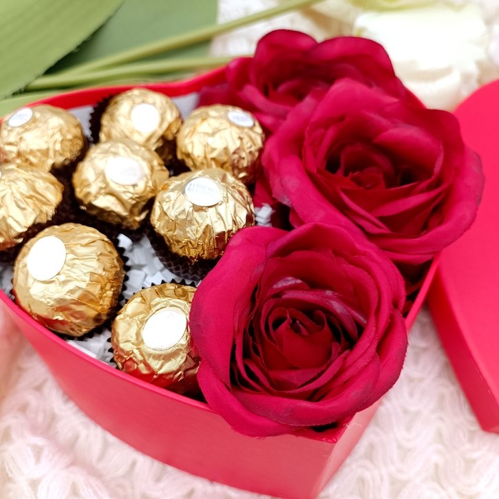Širdelės formos dėžutė su rožėmis ir Ferrero Rocher 1