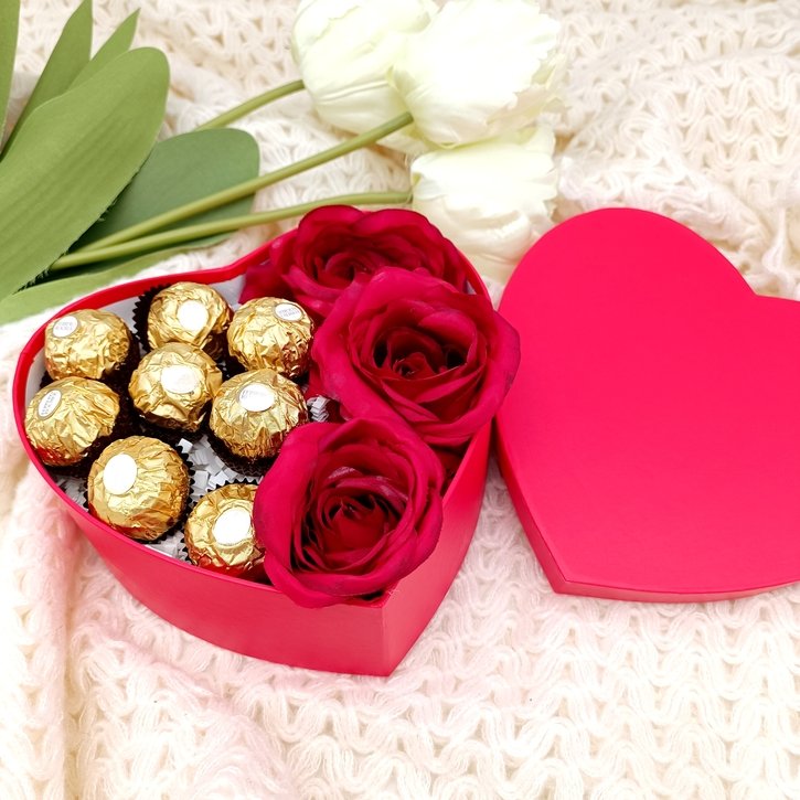 Širdelės formos dėžutė su rožėmis ir Ferrero Rocher