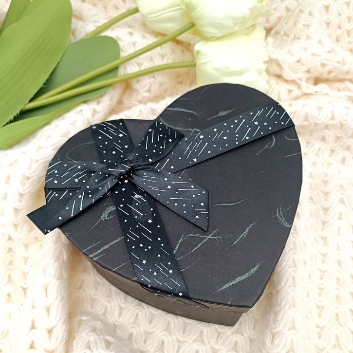 Širdelės formos dėžutė su rožėmis ir Ferrero Rocher 6