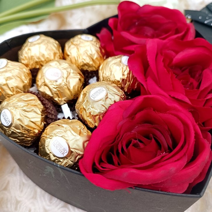 Širdelės formos dėžutė su rožėmis ir Ferrero Rocher 5