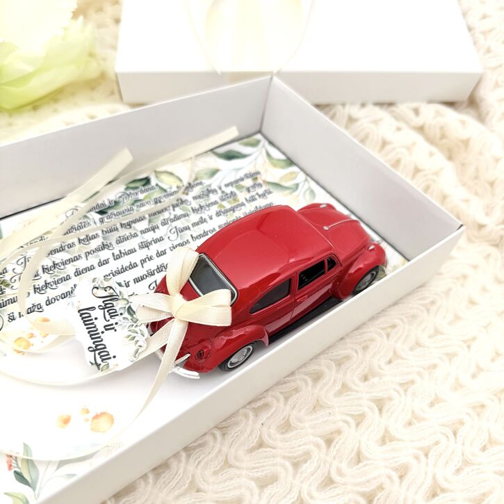 Sveikinimo dėžutė su retro automobilio modeliuku