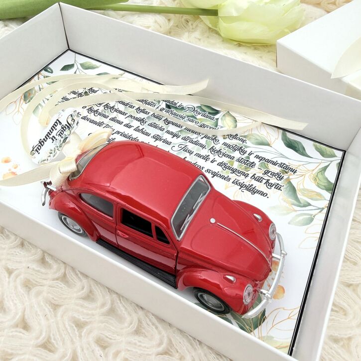 Sveikinimo dėžutė su retro automobilio modeliuku