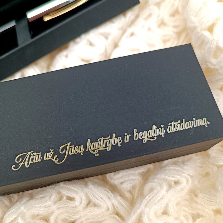 Elegantiškas juodas rašiklis prabangioje dėžutėje su užrašu 1
