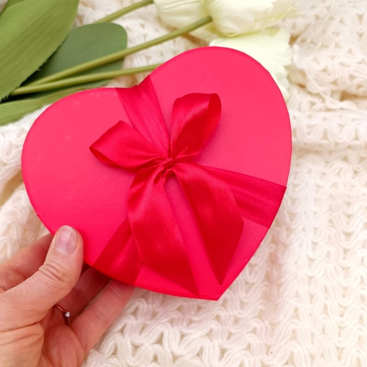 Širdelės formos dovanų dėžutė su Raffaello ir rože 2