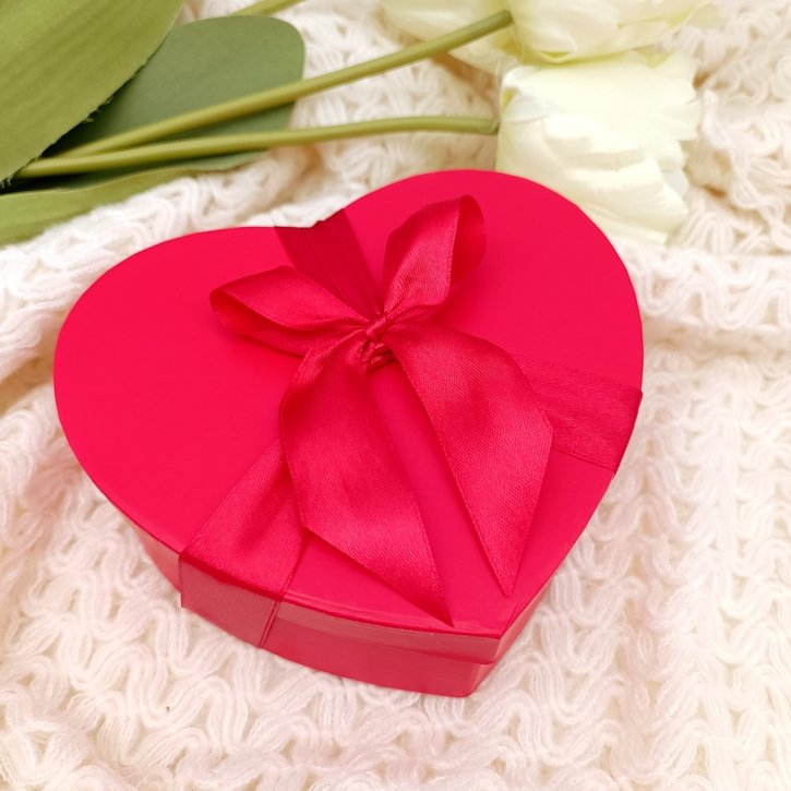 Širdelės formos dovanų dėžutė su Raffaello ir rože 3