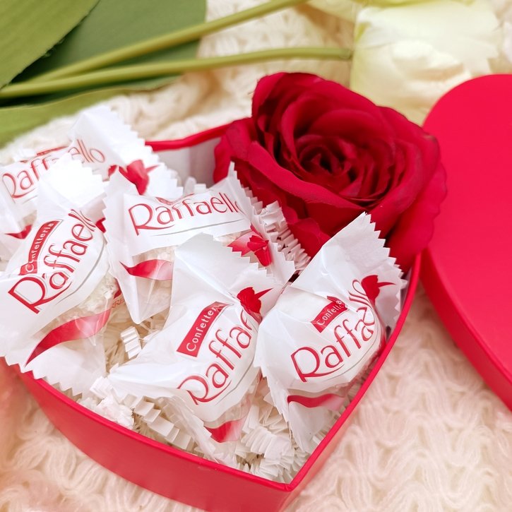 Širdelės formos dovanų dėžutė su Raffaello ir rože 1