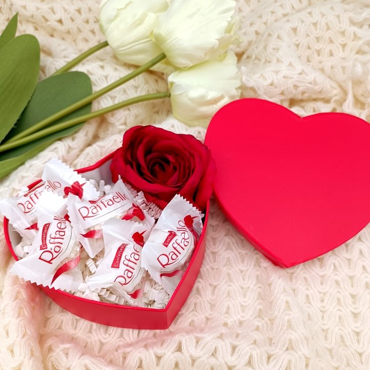 Širdelės formos dovanų dėžutė su Raffaello ir rože