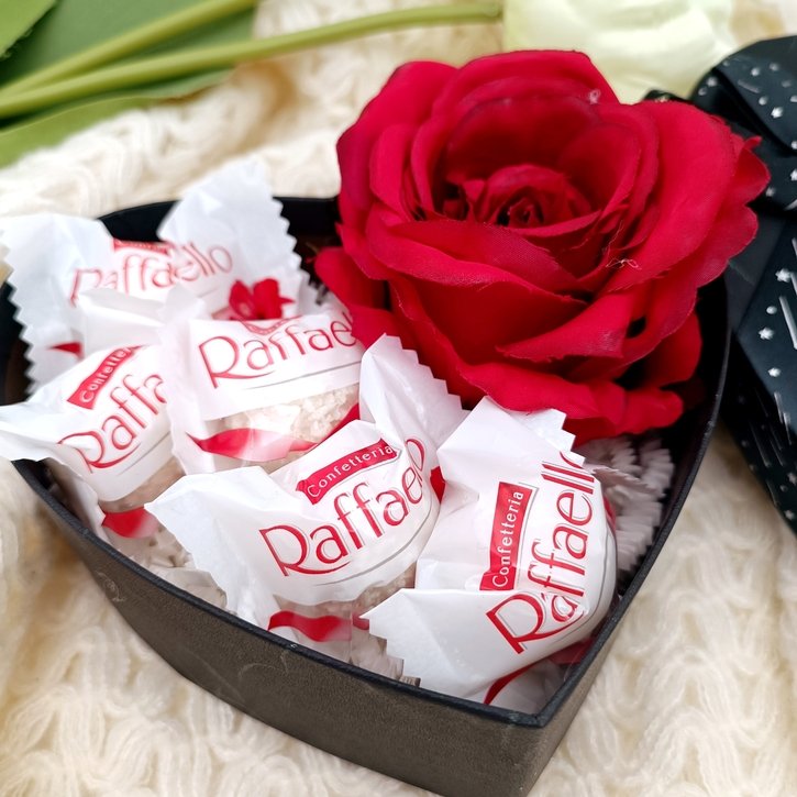 Širdelės formos dovanų dėžutė su Raffaello ir rože 5