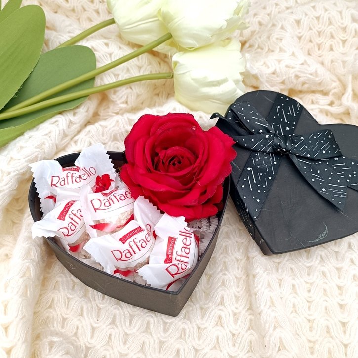 Širdelės formos dovanų dėžutė su Raffaello ir rože 4