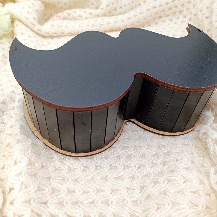 Medinė dėžutė „Ūsai“ dovanai Tėčiui 25x13x8 cm 2