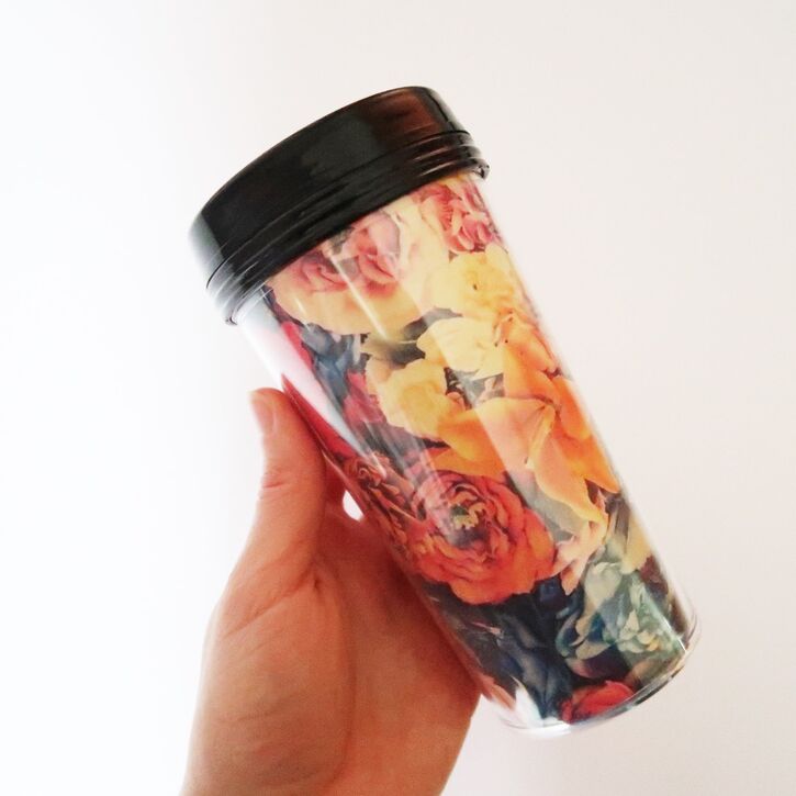 Kelioninis puodelis "Ryškios gėlės" su keičiamu dizainu ir Jūsų tekstu